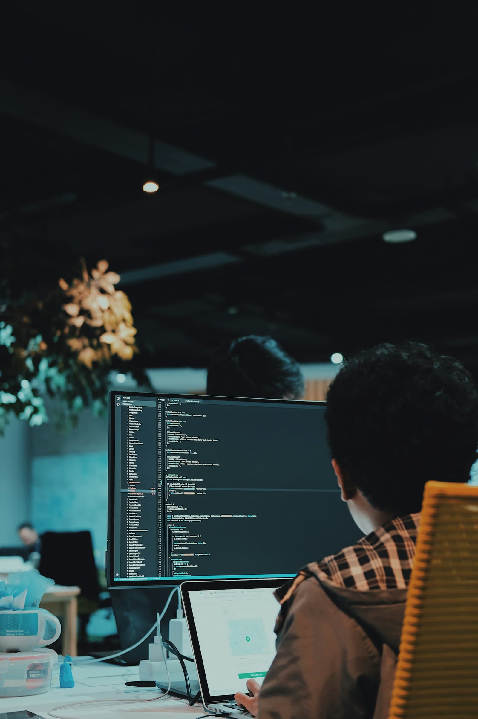Een specialist werkt met softwarecode op een scherm