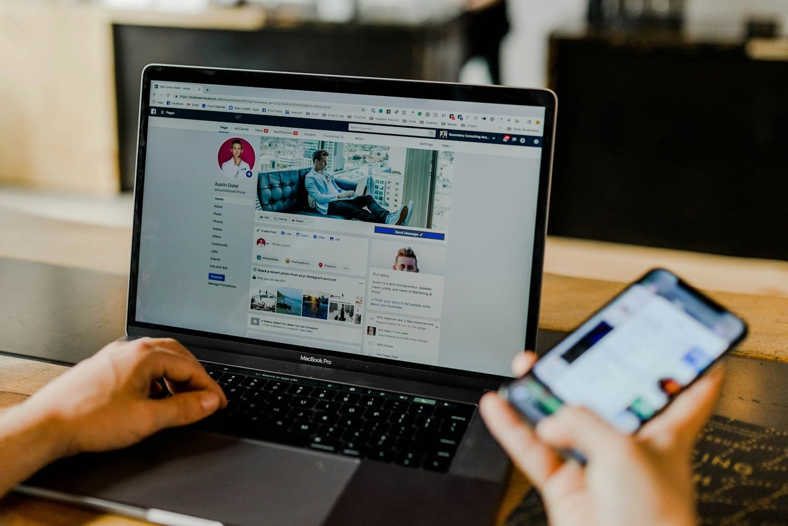 Een professional gebruikt een laptop en smartphone voor digitale opvolging