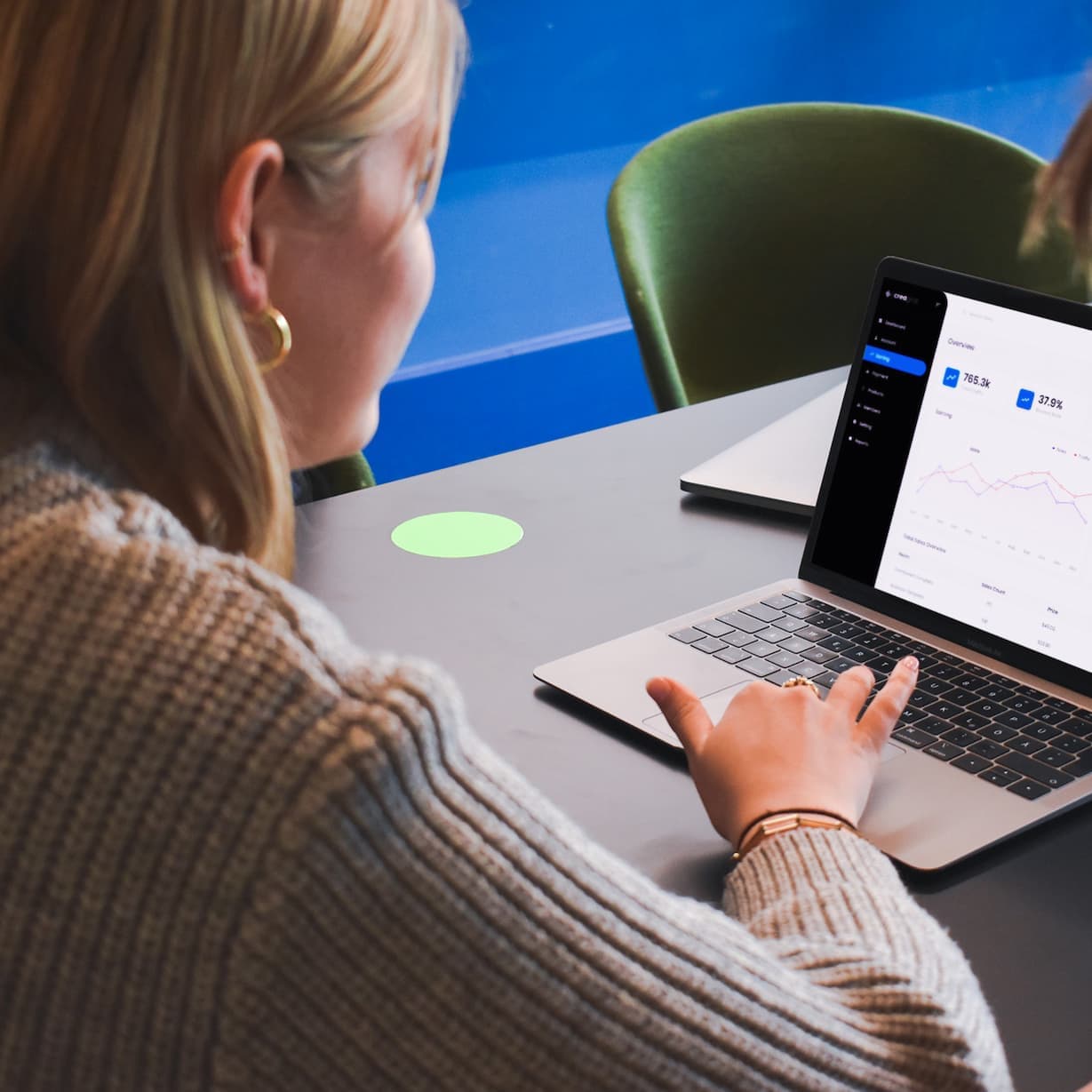 Een specialist werkt aan een digitaal dashboard