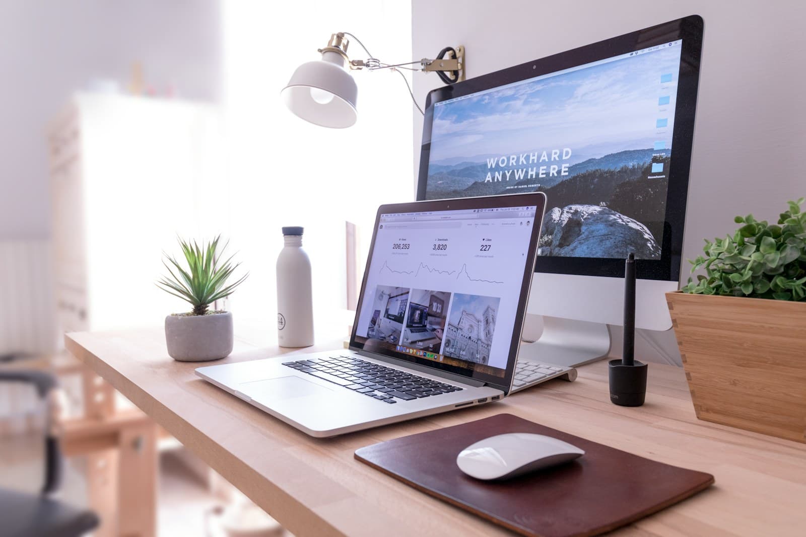 Un bureau numérique avec des sites web sur deux écrans