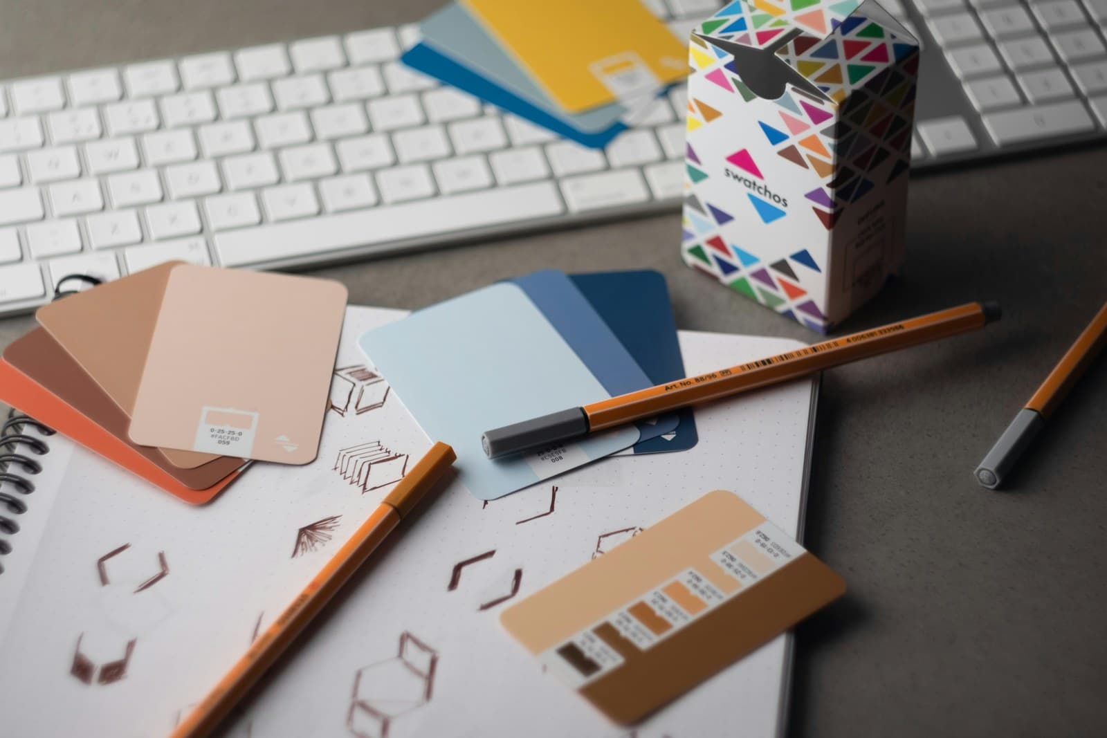 Een ontwerpbureau met kleurstalen en grafische schetsen