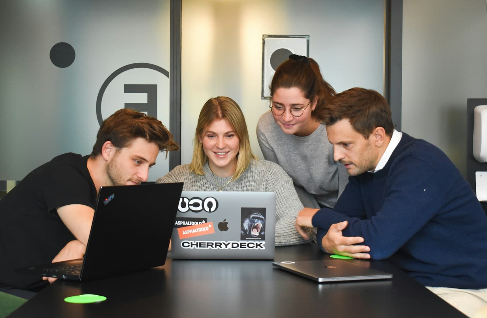 Een team bespreekt software op een laptop