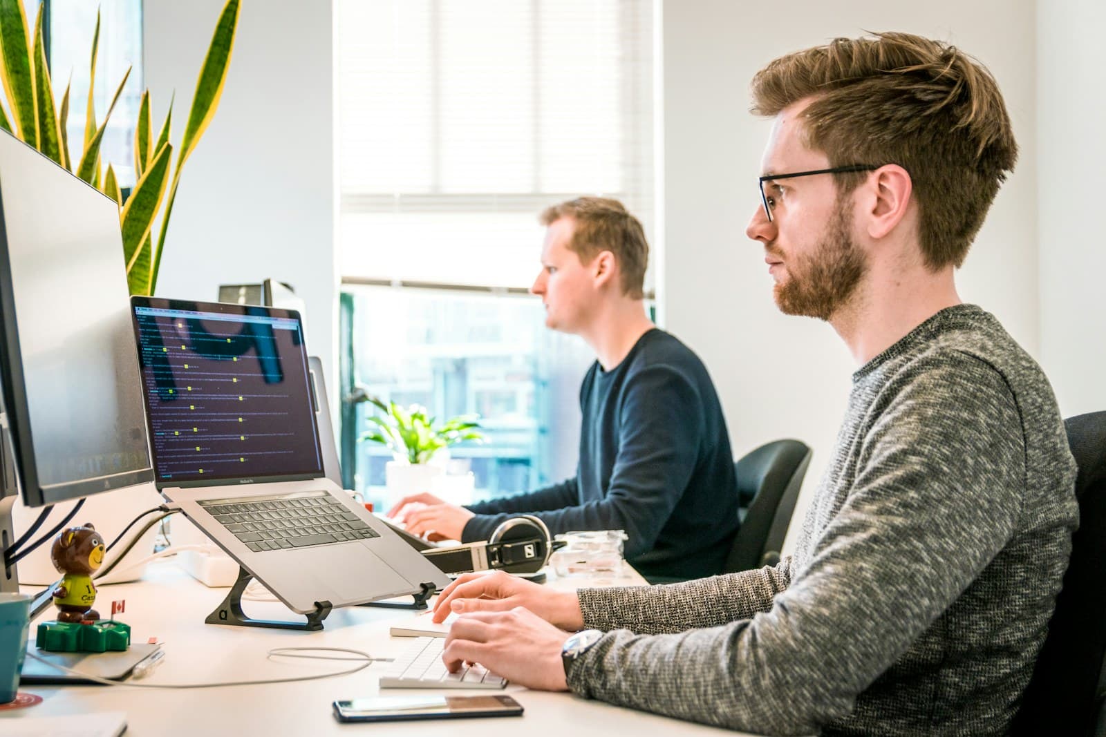 Ontwikkelaars werken aan software in een lichte werkruimte