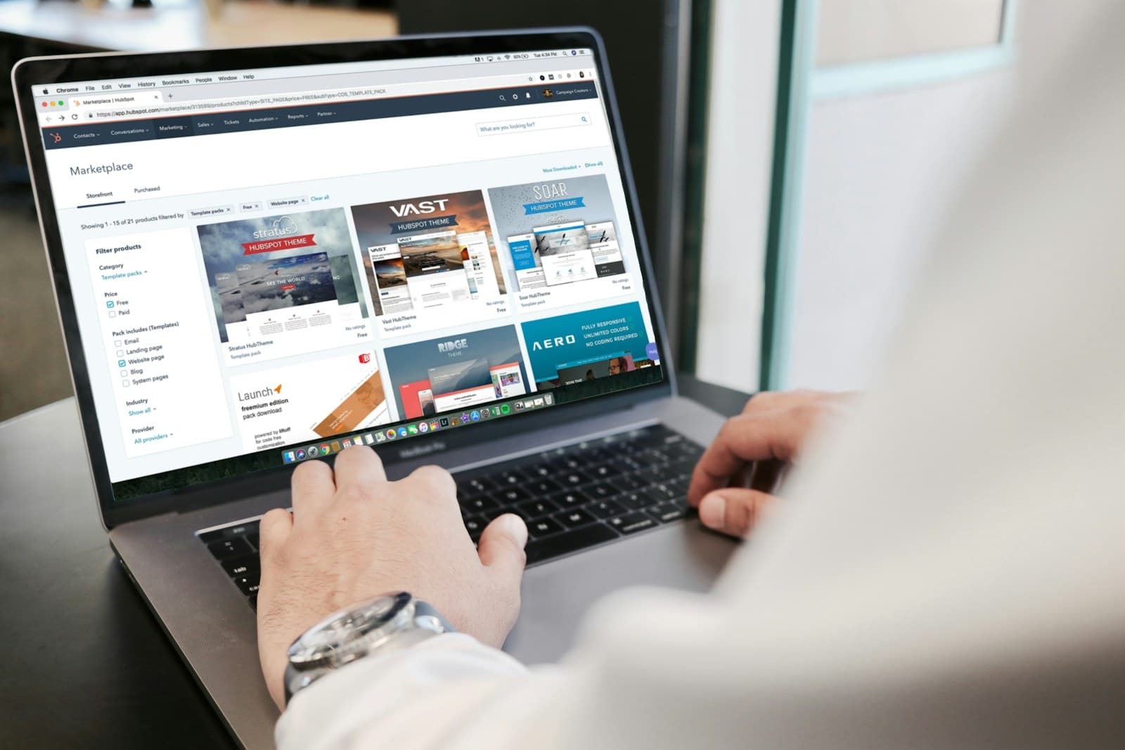 Een ontwerper werkt aan een website op een laptop