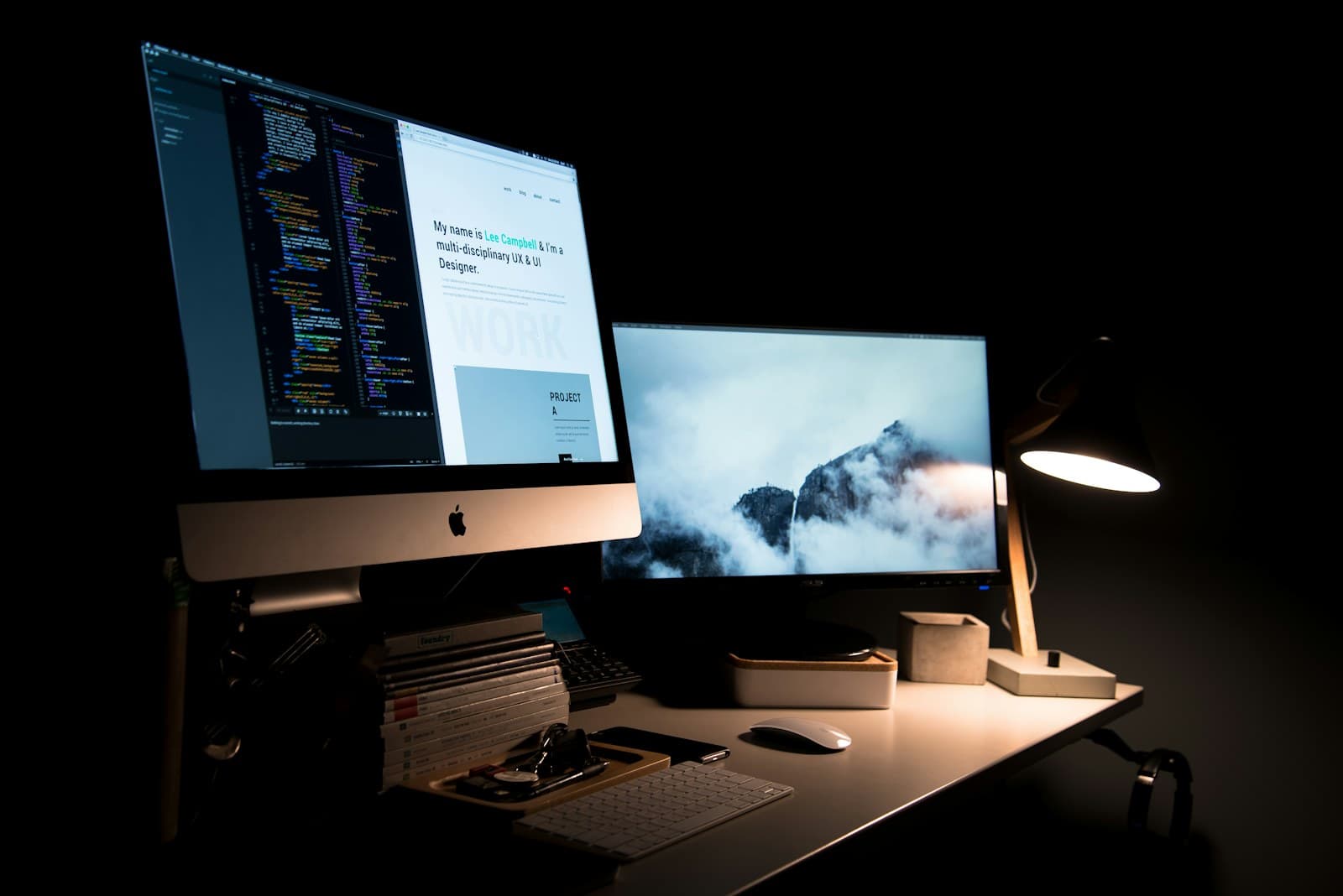Een computerwerkplek met code en een website op het scherm
