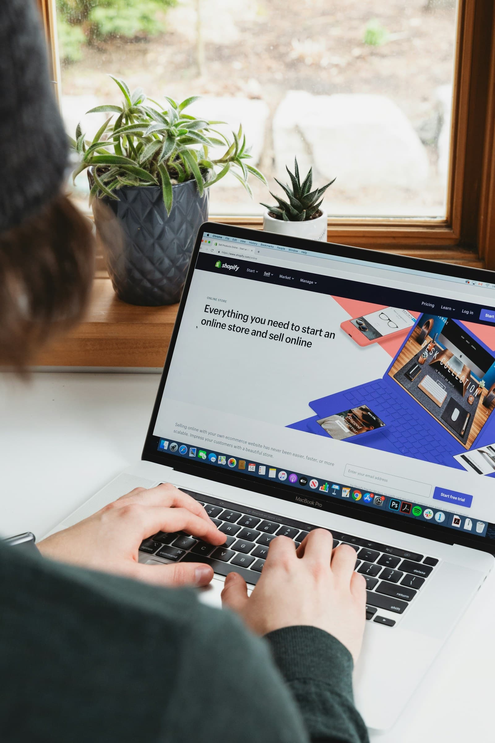 Een webwinkelplatform op een laptopscherm