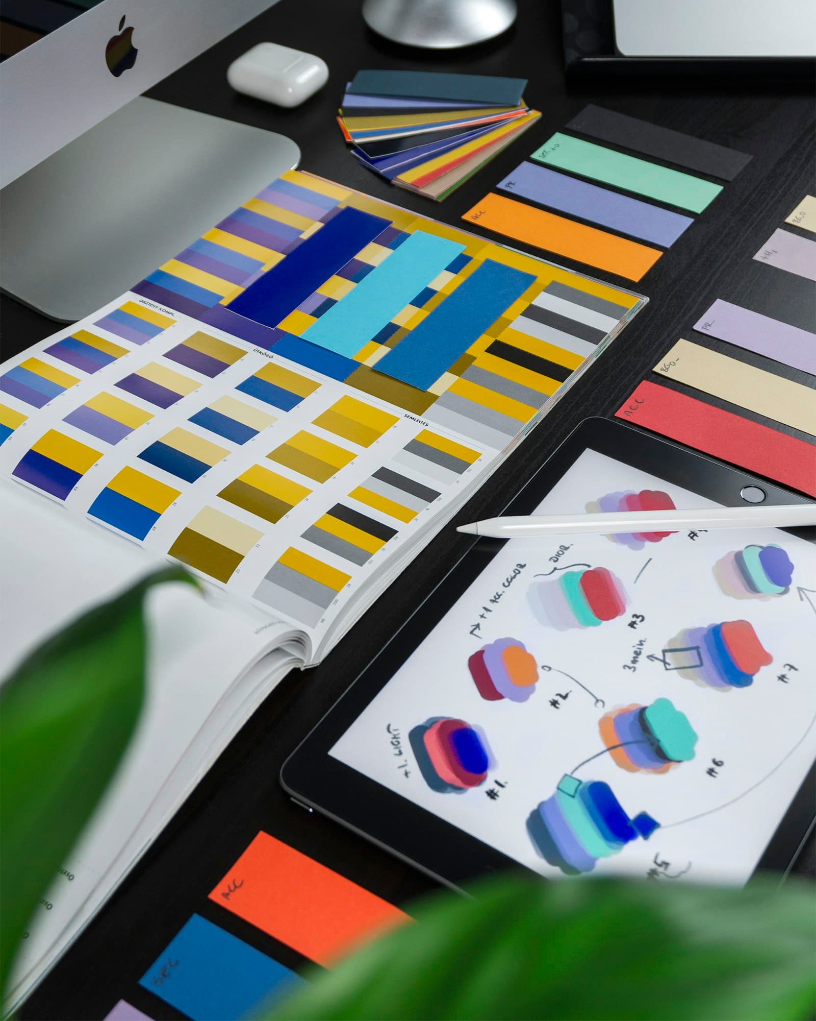 Kleurstalen en ontwerpwerk voor een visuele identiteit