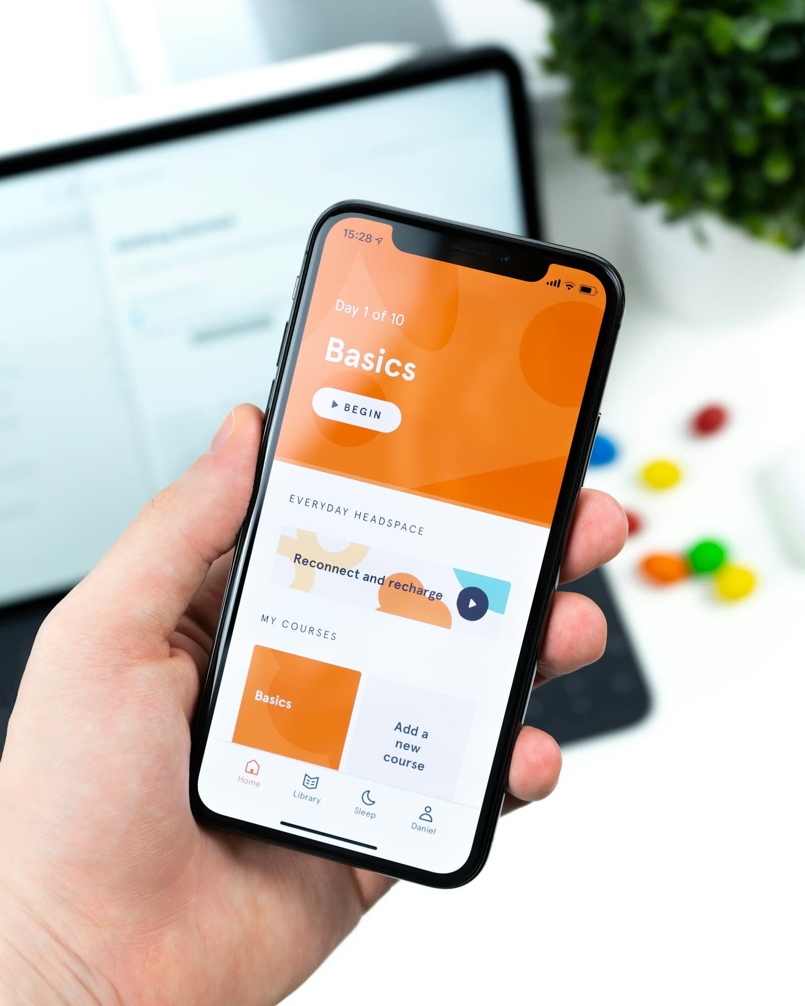 Een gebruiker bekijkt een mobiele app op een smartphone