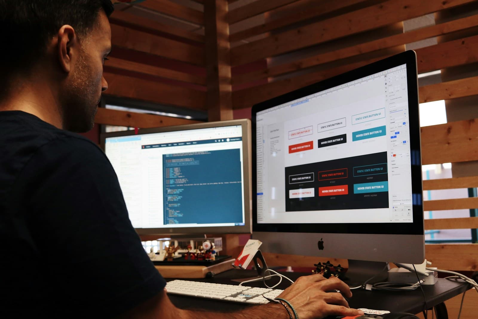 Un développeur construit un site web avec deux écrans